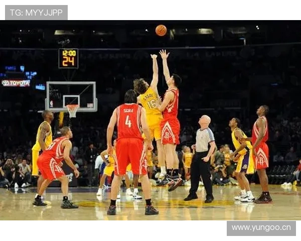 卡特与姚明精彩跳球瞬间回顾NBA历史上的经典对决时刻 卡特与姚明精彩跳球瞬间回顾NBA历史上的经典对决时刻